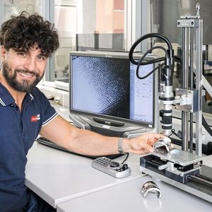 Antonio inspects the surfaces and transitions of the upper knee joint component.(Image: Thomas Entzeroth)