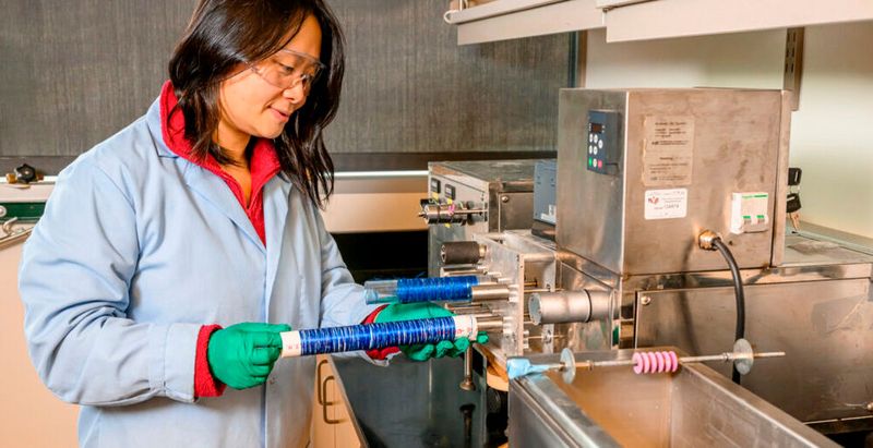 Hang Liu untersucht Faserproben, die in ihrem Labor entwickelt wurden. (Bild: Washington State University (Dean Hare))