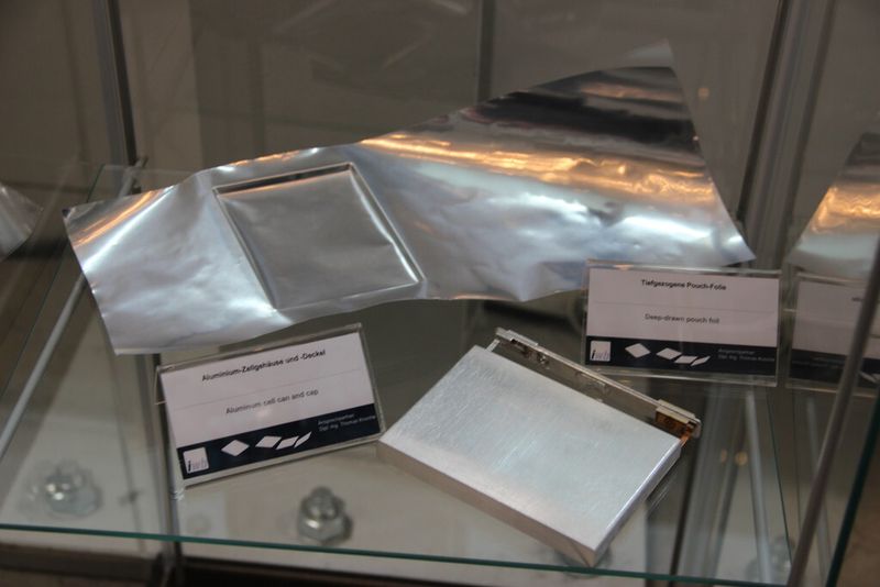 Aluminium-Zellgehäuse (vorne) mit Deckel für Hardcase-Zelle und tiefgezogene Pouchfolie aus einem Aluminium-Kunststoff-Verbund für Pouchzellen. (Bild: Itasse)