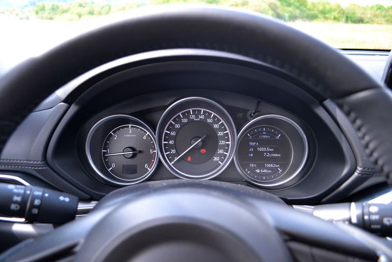Hinter dem Lenkrad herrscht eine Mischung aus analoger und digitaler Welt. (Seyerlein/»kfz-betrieb«)