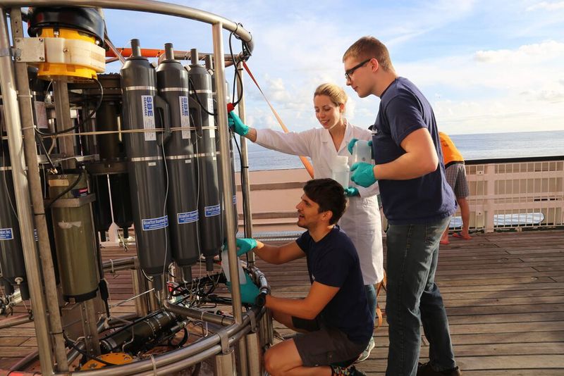 Dr. Charlotte Kleint mit Gastwissenschaftler Jan Hartmann (l.) und dem damaligen Bachelorstudenten Nico Fröhberg beim Abfüllen von Wasserproben während der Forschungsfahrt SO253.  (Marie Heidenreich)