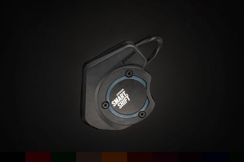 Mit der Funktion „Auto.Shift.Pro“ bietet Pinion ab sofort eine vollautomatische Schaltfunktion für E‑Bikes mit Getriebe der Ci-Line mit Smart.Shift der jüngsten Generation an. Durch das kostenlose Software-Update lässt sich das Fahrerlebnis sowie der ‑komfort steigern und die Sicherheitheit erhöhen. Dazu werden durch die automatischen Schaltvorgänge die Bedienung vereinfacht und Belastungen reduziert. Über die Smart.Shift-App von Pinion lässt sich das Update freischalten, wenn die Voraussetzungen des E‑Bikes erfüllt sind. Das Update steht für Räder der Marken Asfalt, Aureus Drive, Desiknio, Geos, Konrad Bikes, Nordic Bikes, Opium, Schindelhauer, Stromer, Twinner und Urwahn zur Verfügung, wenn sie ein Ci-Getriebe der neuesten Generation haben. (Bild: www.pinion.eu | pd-f)