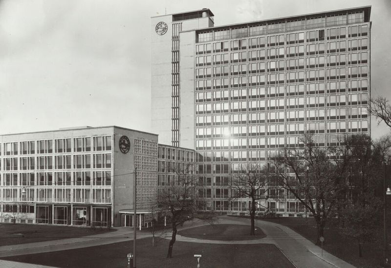Im Jahr 1953 wurde am Königsworther Platz in Hannover ein neues, repräsentatives Verwaltungsgebäude eröffnet. Das Gebäude war zu diesem Zeitpunkt der höchste Bau der Nachkriegszeit. (Bild: Continental AG)