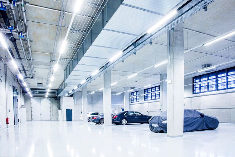 Im Vorkonditionierbereich können bis zu 26 Fahrzeuge auf die richtige Temperatur für die Tests gebracht werden. (Foto: AVL)