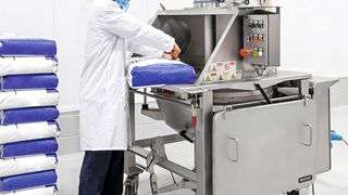 Die Kontrollsiebmaschine Vib & Press von Daxner wird für die Aufgabe und die Kontrollsiebung von pulverförmigen Produkten verwendet. (Bild: Daxner)