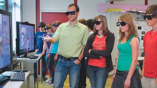 Mit dem Cyber-Classroom können die Schüler und Studenten mittels interaktiven, 3D-fähigen Lernprogrammen die Prozesse der Lernfabrik schon vorab erlernen und testen. (Bild: imsimty GmbH)