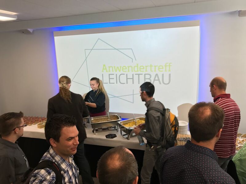 Die Pause nutzten die Teilnehmer für einen Besuch der Ausstellung, zur Stärkung oder zum kommunikativen Ausstausch untereinander und mit den Referenten. (Volker Siegl/konstruktionspraxis)