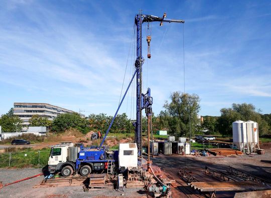 Auf dem Campus Lichtwiese hat die TU Darmstadt im Projekt SKEWS eines der ersten realmaßstäblichen Systeme zur Bohrloch-Wärmespeicherung in mittlerer Tiefe (MD-BTES) umgesetzt.(Bild:  TU Darmstadt)