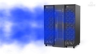 Zwei „Sidecar Heat Rejection Units“ von Nvent versorgen je ein „Nvidia GB200 NVL72“-Rack mit Flüssigkeitskühlung und geben Abwärme über je 14 Lüfter an die Raumluft ab.  (Bild: Nvent)