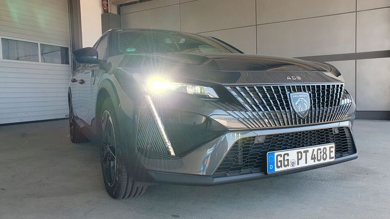 Die Frontlichter mit Säbelzahn-Optik sorgen für den markentypischen Auftritt des Peugeot 408.(Bild:  Schreiner – VCG)