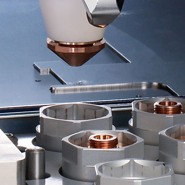 Die Smart Nozzle Automation steigert so die Prozesssicherheit der Maschine und reduziert gleichzeitig die Nebenzeiten. Sie erleichtert damit den vollautomatischen Betrieb, beispielsweise während Nacht- oder Wochenendschichten. (Bild: Trumpf)