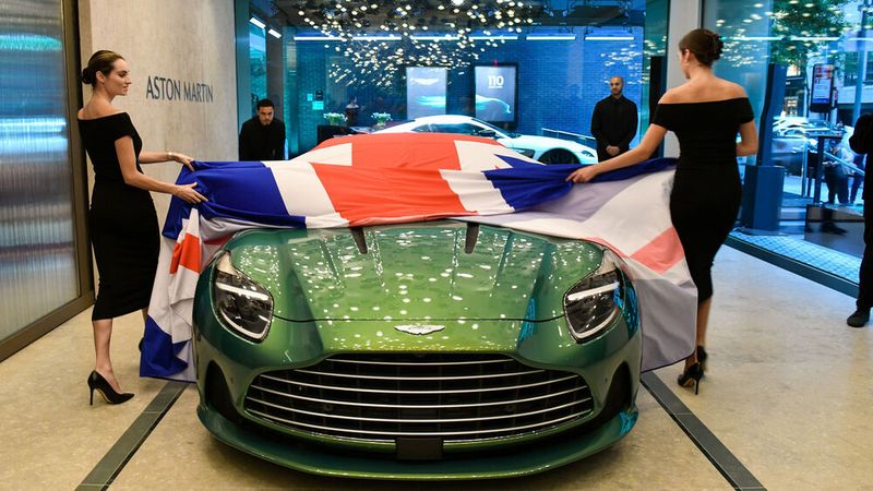 Der Flagshipstore ist auch eine ideale Location, um neue Modelle zu präsentieren. So nutzte der Hersteller die Eröffnungsfeier für die Nordamerika-Premiere des DB 12. (Bild: 2023 Getty Images)