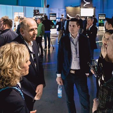 Fünf Unternehmen präsentierten sich bei der Sonderausstellung Künstliche Intelligenz beim Deutschen Remarketing Kongress 2025. Die Besucher waren neugierig auf die Anwendungen. (Bild: Stefan Bausewein)