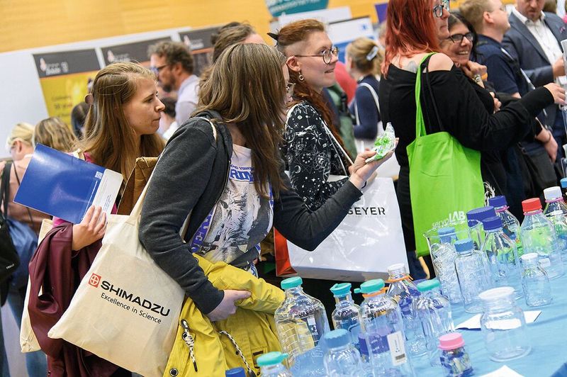 Das Live-Erleben und Ausprobieren ist ein wesentlicher Erfolgsfaktor von Fachmessen wie der LAB-SUPPLY. Viele der Aussteller haben die dazu passenden Produkte parat, wie die Laborglasflaschen von DWK Life Sciences (hier gibt es i.d.R. auch einige der besten Give-Aways der Messe).   Mehr Infos zu den kommenden LAB-SUPPLY-Messen finden Sie auf www.lab-supply.info (Bild: Stefan Stark)