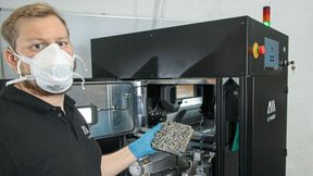 Der «Laser Powder Bed Fusion»-Drucker mit Pulverkartuschen kann im normalen Werkstatt-Umfeld eingesetzt werden, ohne Luftfilteranlagen und Schmutzschleusen. (Bild: A-Metal AG)