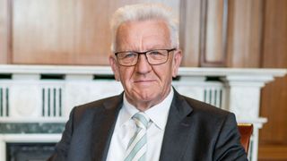 „Bürokratieabbau muss an vielen Stellen ansetzen. Mit unserem Masterplan für die Transformation der Verwaltung gehen wir jetzt einen Schritt weiter und transformieren grundlegend die Arbeitsweise der Verwaltung“, so Baden-Württembergs Ministerpräsident Winfried Kretschmann (© Staatsministerium Baden-Württemberg)