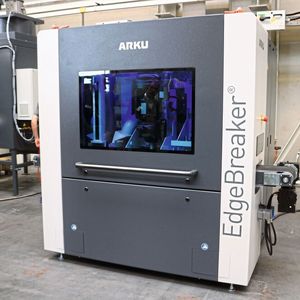 Kleines Einsteigermodell: Arku hat seine neue Entgratmaschine Edgebreaker 1000 vorgestellt.