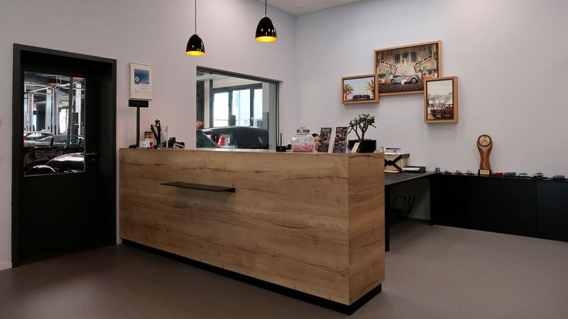 Teilweise sind die Möbel vom Schreiner gefertigt – nach den Wünschen der Mitarbeiter, die täglich damit arbeiten müssen. (Bild: Diehl – VCG)