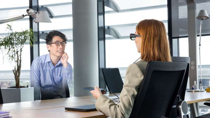 Mithilfe einer VR-Brille den Gesprächspartner dreidimensional sehen – das könnte Telefonate oder gar Videokonferenzen deutlich verbessern.(Bild:  Vodafone)