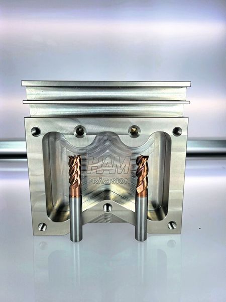 Titanium machining with minimal quantity lubrication using the AerosolMaster from Knoll – the demo part is milled, drilled, reamed, threaded, deburred, engraved... The results – according to HAM – even convince initial skeptics. (Image:HAM)