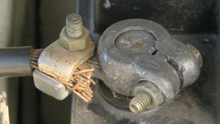 Kein seltener Anblick: malträtierte Batterieklemmen, die unverzinnte Kabelenden aufnehmen. Korrosion sorgt für hohe Übergangswiderstände. Diese Erkenntnisse gehören ins Wertgutachten. (Bild: Peter Diehl)
