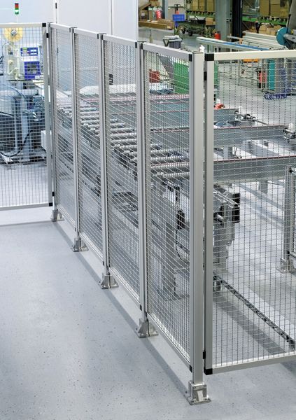 Bild 2: Das flexible Rastersystem aus Aluminiumprofilstützen und Aluminiumklemmprofilen zur Aufnahme verschiedenster Flächenelemente erleichtert die Gestaltung der Schutz-umhausungen. (Bild: Rose+Krieger)