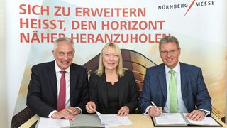 v.l. Martin Roschkowski, Petra Haarburger, beide Geschäftsführung Mesago, und Dr. Roland Fleck, CEO Nürnberg Messe Group, unterzeichneten die Vertragsverlängerung für den Ausrichtungsort der SPS IPC Drives.
 (NuernbergMesse/Bischof&Broel)