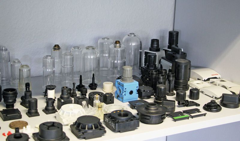 Ein Teil der Produkte für den Maschinenbau, die vom Kunststoffverarbeiter Ackermann gefertigt werden. Wittmann Battenfeld-Systeme sorgen seit Jahrzehnten dabei für Präzision und Wirtschaftlichkeit. (Wittmann Battenfeld)