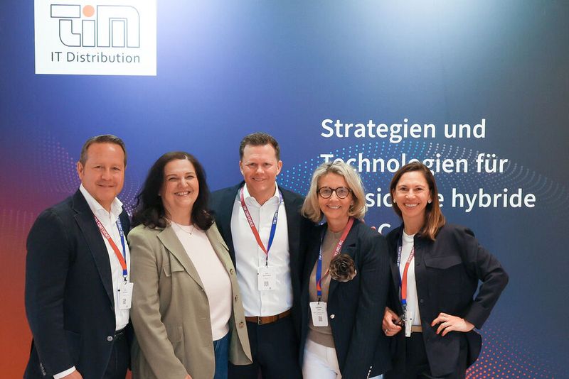 IT-BUSINESS sagt „Danke“ für die tolle Zusammenarbeit mit TIM: (v. l.) Jörg Eilenstein, Lilli Kos, Tim Henneveld, Stephanie Steen und Stefanie Eilenstein (Bild: TIM AG)