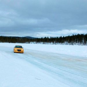Auf den zugefrorenen Seen gibt es alle Möglichkeiten für Tests auf Eis und Schnee.(Bild:  Rosenow/»kfz-betrieb«)