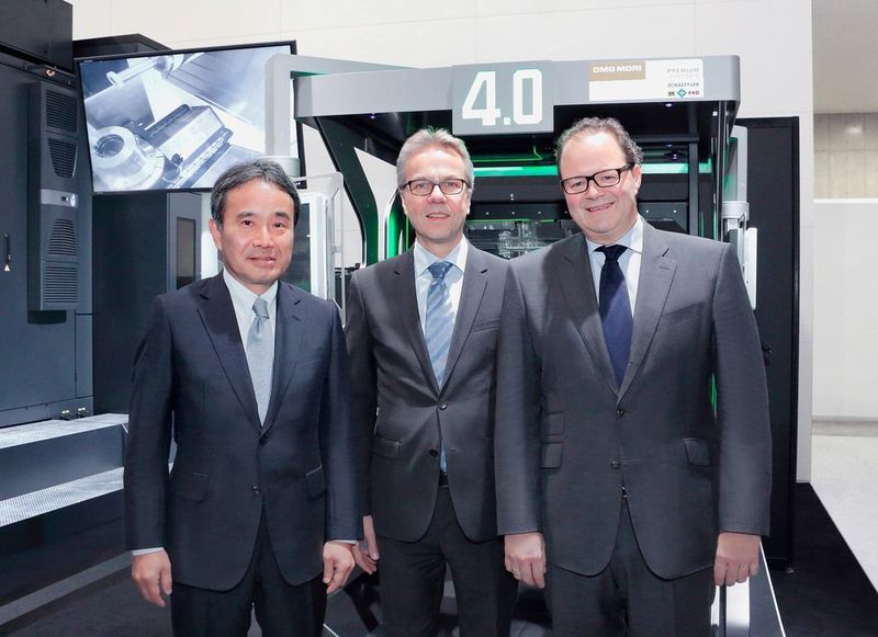 Schaeffler und DMG Mori auf der Jimtof in Japan: Beide Unternehmen unterzeichneten einen Kooperationsvertrag zur Entwicklung additiver Fertigungsverfahren für Wälzlagerkomponenten und verlängerten ihre Marketingpartnerschaft. Von links: Dr.-Ing. Masahiko Mori, President of DMG Mori Company, Stefan Spindler, CEO Industrial Schaeffler, und Christian Thönes, Chairman of the Executive Board of DMG Mori Aktiengesellschaft. (Schaeffler)