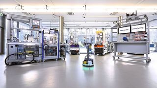 Die Industrie 4.0-Anlage des SmartFactory-KL-Partnerkreises ermöglicht durch ihren modularen Aufbau eine flexible Fertigung. (SmartFactory-KL)
