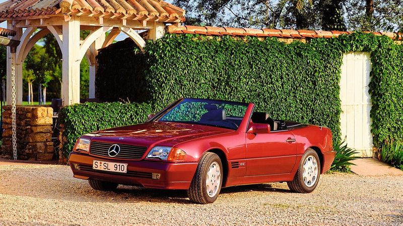 1989 brachte Mercedes-Benz mit der Baureihe R129 den Nachfolger des Evergreens R107 auf den Markt. Drei Jahre später gab es den „SL“ auch mit prestigeträchtigem 12-Zylindermotor zu kaufen. Er leistete knapp 400 PS und kostete ohne Extras bereits deutlich über 200.000 DM – 217.740 DM, um genau zu sein. (Bild: Mercedes-Benz AG)
