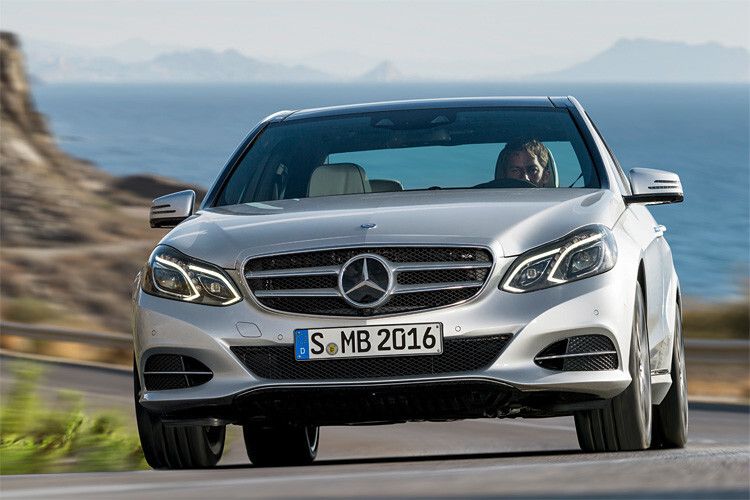 Die Mercedes E-Klasse ist das Lieblingsmodell der deutschen Privatkäufer in der oberen Mittelklasse. Unter den rund 18.500 neu zugelassenen E-Klasse-Fahrzeugen in den ersten sieben Monaten dieses Jahres entfielen 5.389 Wagen auf Privatkäufer – bei Audi waren es rund 3.900 A6, bei BMW circa 2.020 Fünfer. (Foto: Daimler)