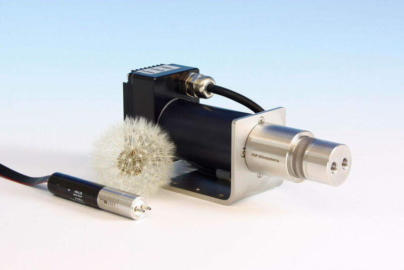 Die HNP Mikrosysteme GmbH entwickelt Pumpen, die kleinste Flüssigkeitsmengen präzise dosieren. Fünf Baureihen ermöglichen kleinste Dosiervolumina ab 0,25 µl und Volumenströme von 1 µl/h bis 1152 ml/min.  (HNP)