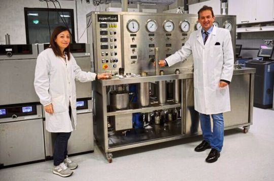 Forscherin Giovanna Ferrentino und Prof. Matteo Scampicchio haben ein neues Oleogel auf Basis von Apfelschalen entwickelt.(Bild:  unibz/Rabensteiner)