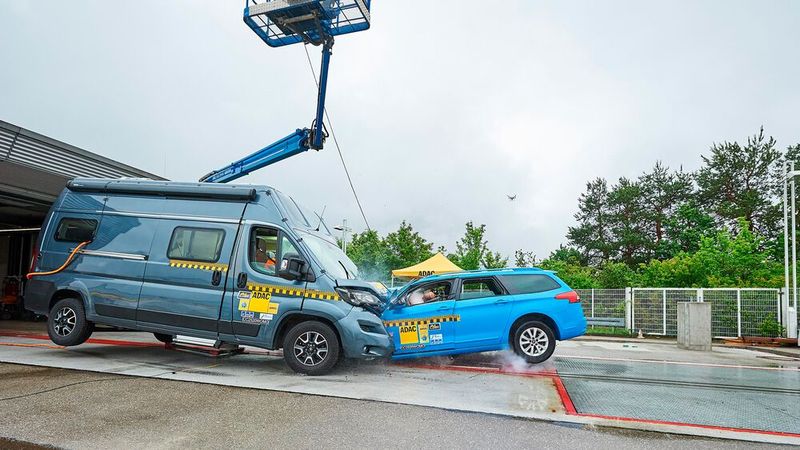 Der ADAC hat ein Wohnmobil einem Crashtest mit einem Pkw unterzogen.(Bild:  ADAC/Uwe Rattay)