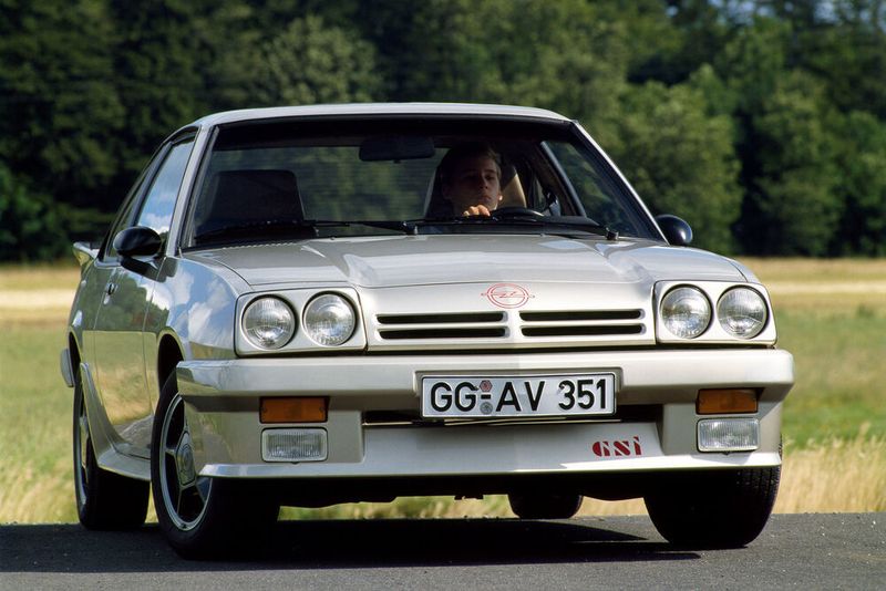 Im August 1988 wurde die Produktion des Manta nach insgesamt 1.056.436 Exemplaren eingestellt. Mit 13 Produktionsjahren war der Manta B das bisher am längsten hergestellte Opel-Modell. Die allerletzten Manta wurden 1989 neu zugelassen, bereits mit ungeregeltem Abgaskatalysator und nur kurz vor dem Debüt des nächsten Opel-Sportboliden, dem Calibra.  (Opel)