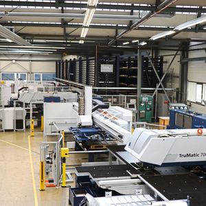 Effizient und wirtschaftlich: Der Blechfertiger Hans Eberle AG in Ennenda hat in den zurückliegenden Jahren vor allem umfassend in die Automation investiert und unter anderem mehrere Stanz-Laser-­Schneidmaschinen mit Hochregallagern verkettet.(Bild:  Hans Eberle AG)