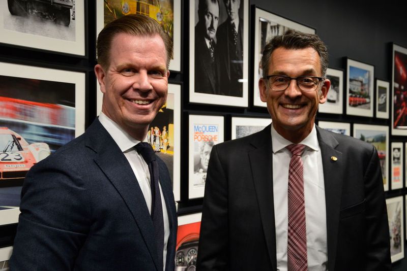Der Neubau entstand unter Führung von Mathias Busse, Vorsitzender der Geschäftsführung der Porsche-Niederlassung Hamburg. Zu Gast bei der Eröffnungsfeier war auch Alexander Pollich, seit Mitte Juli Vorsitzender der Geschäftsführung von Porsche Deutschland. (Bild: Achter/»kfz-betrieb«)