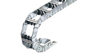 Wenn es heiß hergeht in der Produktion – etwa bei der Stahlherstellung – bieten sich stählerne Energieketten von Tsubaki Kabelschlepp an, medienführende Schläuche und Leitungen von Beschädigungen zu schützen. So etwa bei Umreifungsanlagen ... (Bild: Tsubaki Kabelschlepp)