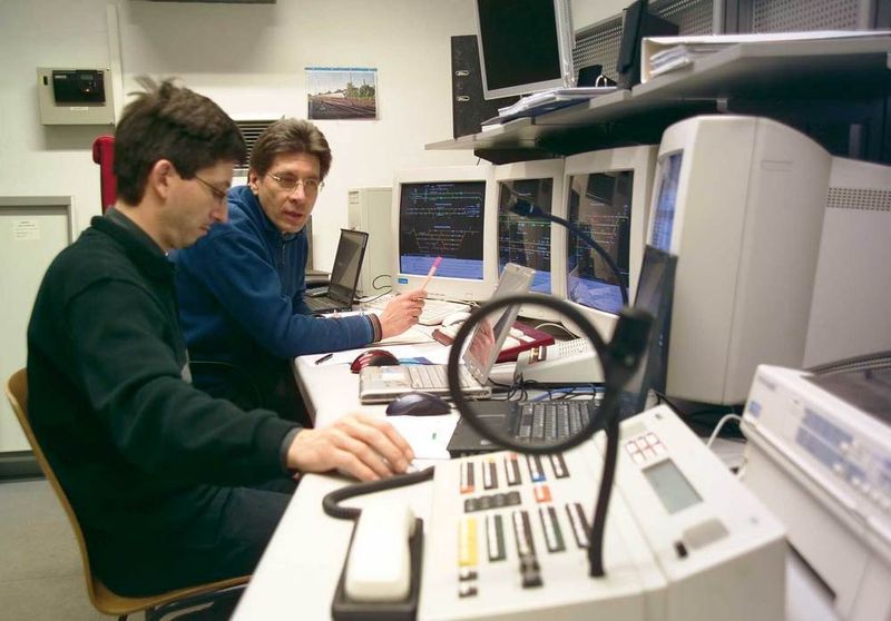 Bedienplatz im neuen elektronischen Stellwerk in Mannheim-Rheinau (Archiv: Vogel Business Media)