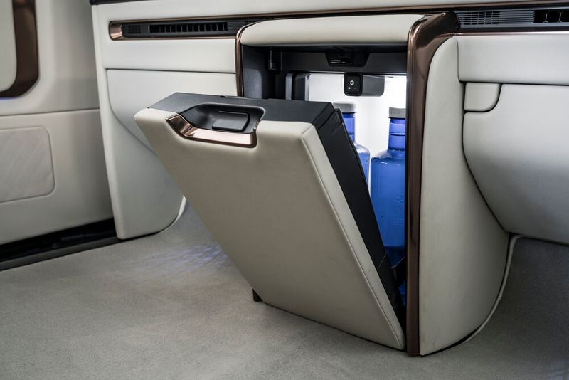 Aus dem „Kühlschrank“ des LM lassen sich erfrischende Getränke zaubern. (Bild: Lexus)