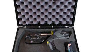 Sicher verstaut ist die TOX-Batterytong hier samt Akku, Ladegerät nebst Clinch-Werkzeugen in diesem handlichen Koffer. Jedes Teil hat seinen festen Platz. (Bild: TOX Pressotechnik)