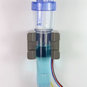 Der Tropfkammer-Sensor Sonocheck ALD02 mit zwei Messstellen erfasst Flüssigkeitsstände, die zwischen einem Minimum und einem Maximum schwanken.