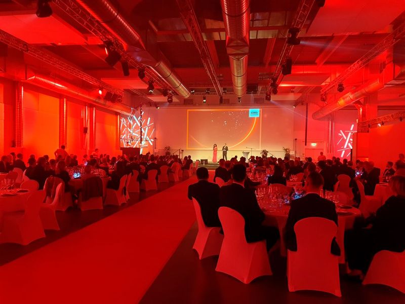 Über 200 geladene Gäste feierten die Gewinner der Meilenstein-Awards. (Bild: PROCESS)