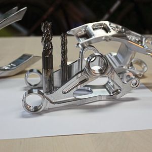 Mit den Mega-Alu-Fräsern von Iscar fertigt Nicolai den Huf sowie den Umlenkhebel prozesssicher, erzielt dabei Top-Oberflächengüten und spart Zeit.(Bild:  Iscar)