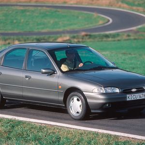 Die erste Generation des Ford Mondeo ab dem Jahr 1993.