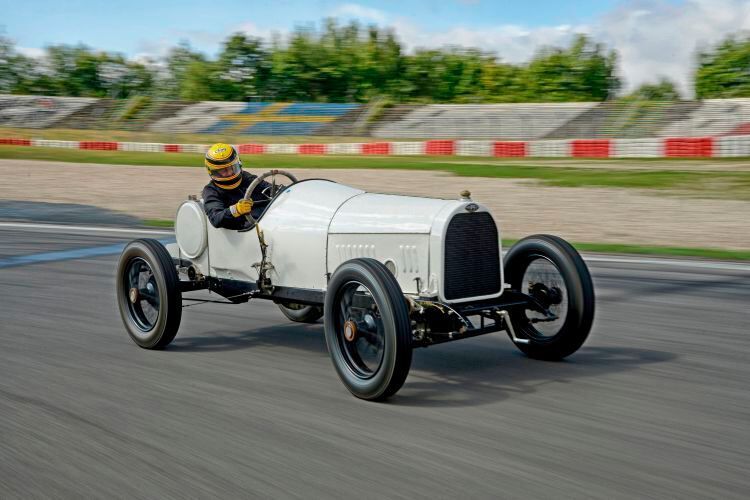 Der Grand-Prix-Rennwagen von 1913 war konsequent auf Leichtbau getrimmt und verfügte über diverse, für die damalige Zeit sehr fortschrittliche Detaillösungen. Der Motor war ein Reihenvierzylinder mit 16 Ventilen oben liegender Nockenwelle und Königswellenantrieb. Heute wird er bei entprechenden Veranstaltungen von Joachim Winkelhock bewegt. (Opel)