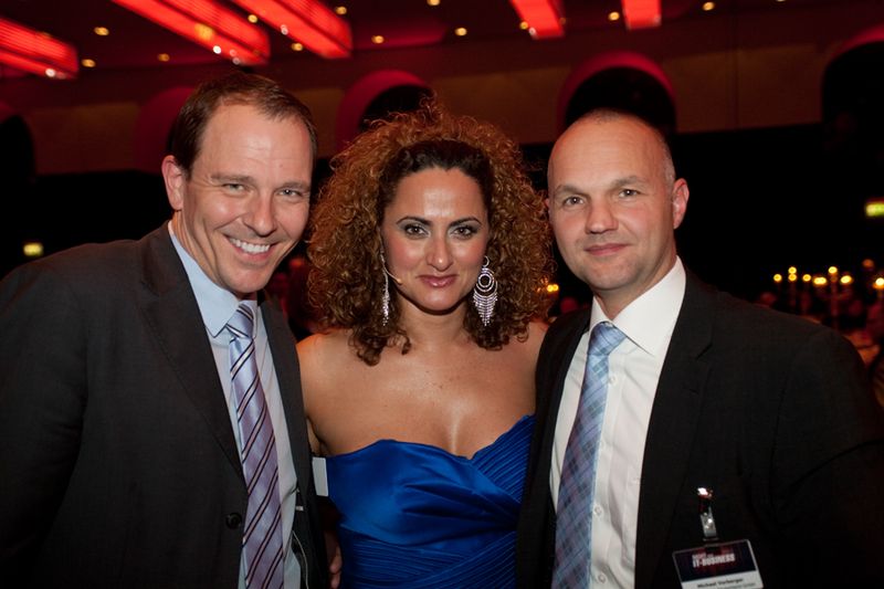 Oliver Kuhlen (l.) und Michael Vorberger (LG) mit Besa Agaj (IT-BUSINESS) (Archiv: Vogel Business Media)